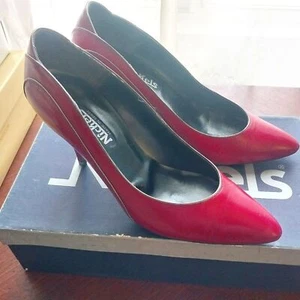 FABULOUS NICKELS SOFT RED LEATHER PUMPS WITH GOLD TRIM! - Picture 1 of 3