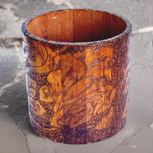 Antiker Holz Pyrographie Stiftehalter, gebrannte Blumen/Rosenkunst - Bild 1 von 7