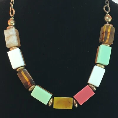 ACCESORIO Ámbar Gris Blanco Verde Rosa Resina Madera Bloque Rectángulo Collar En muy buena condición Foto 1 de 4