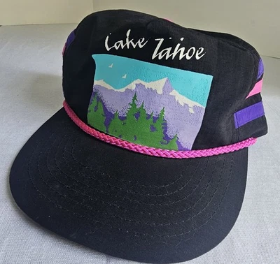 Chapéu Snapback Vintage Anos 80/90 Lake Tahoe Paisagem Preto, Rosa e Roxo Corda - Imagem 1 de 4