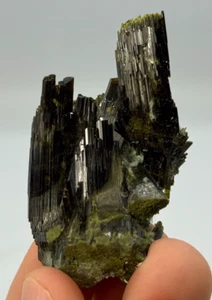 +++ EPIDOTE W/ BYSSOLITE UNTERSULZBACHTAL, TYROL, AUSTRIA +++ - Picture 1 of 8