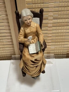 Vintage Keramik Oma im Schaukelstuhl Made in Korea 7,25" - Bild 1 von 7