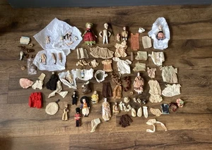 Antike Biskuit/Porzellan Puppe Konvolut Puppenkleidung Schuhe Hüte Teile Viktorianisch - Bild 1 von 23