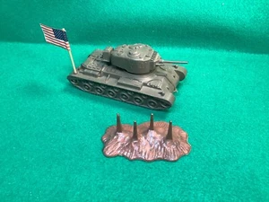 VINTAGE MARX BATTLEGROUND WW2 OLIVE GREEN U.S. #41 TANK W/BARRIER - Picture 1 of 6