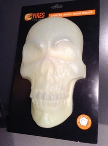 Nuevo Halloween Iluminado LED Multicolor Calavera Puerta Decoración Yikes 10" x 6" - Imagen 1 de 8