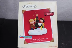 Hallmark Andenken Ornament Peanuts The Amazing Little Tree datiert 2003 Musical - Bild 1 von 3