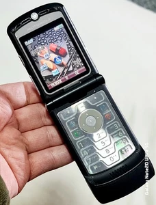 Motorola RAZR V3 (Unlocked) Flip Phone Excellent Condition With Charger - Picture 1 of 12