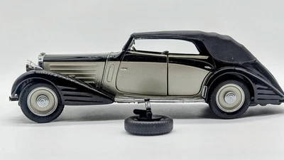 Franklin Mint 1/24 Scale Maybach Zeppelin 1939 Black/Silver Diecast Model Car - Image 1 of 4