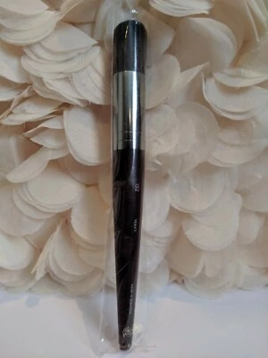 Make Up For Ever #152 Wavy Medium Highlighter Brush New in Sleeve - Image 1 of 2