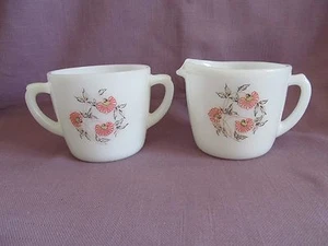 Set crema e zucchero Fire King Fleurette bicchiere da latte - Foto 1 di 5