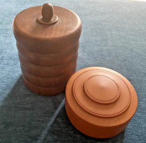 ZWEI VINTAGE HANDGEFERTIGTE RUNDE SCHMUCKKÄSTCHEN AUS HOLZ ~ 10 CM NEUSEELAND KAURI - Bild 1 von 3