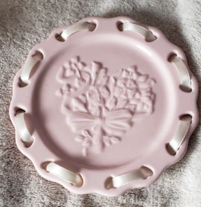 LONGABERGER Sweetheart Kerzenteller für Inklusionskerze - rosa mit Band - Neu - Bild 1 von 3
