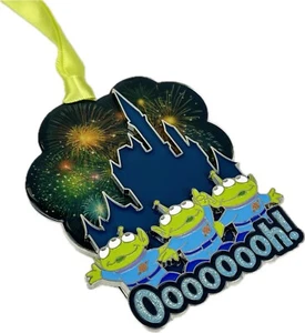 Disney Parks Metall Toy Story kleine grüne Männer Schloss Silhouette Scheibe Ornament - Bild 1 von 2
