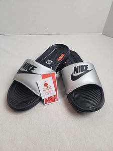 NUOVE con ETICHETTE NIKE Victori One nere e argento metallizzato slide donna TG 9 Priority - Foto 1 di 14