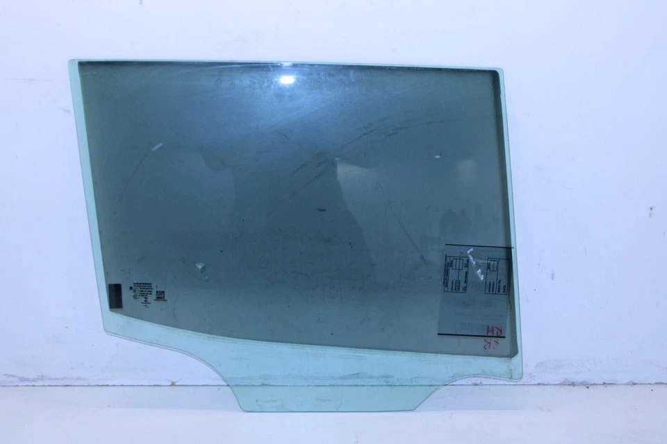 Стекло заднего правого окна двери для Jeep Renegade Sport 2015-2022 годов выпуска 68256339AA от оригинального производителя - Изображение 1 из 4