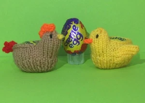 KNITTING PATTERN - Easter Hen and Chick chocolate cover fits Creme Egg - Picture 1 of 1
