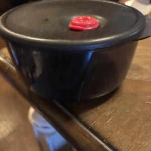 Tupperware Black Plastic Bowl With Lid With Red Vent 3 1/2 C - Picture 1 of 9