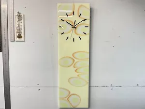 Reloj de pared de resina abstracta verde crema y pálido - Imagen 1 de 9