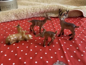Lotto di 4 figurine cervi vintage in plastica dura - Foto 1 di 7