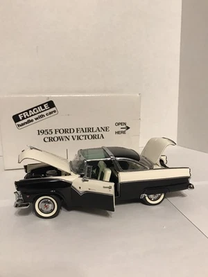 Coche fundido a presión Danbury 1955 Ford Fairlane Crown Victoria blanco y negro 1/24 Foto 1 de 3