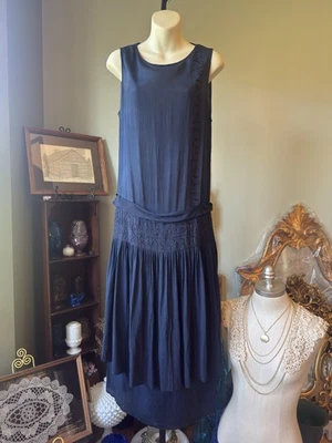 ANTIGUO VESTIDO ALETA AZUL MARINO AÑOS 20 BORDADO TAL CUAL PIEZA DE PROYECTO SM-MED Foto 1 de 4