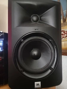 JBL LSR305 5" TWO-WAY POWERED STUDIO MONITOR SPEAKER - Picture 1 of 2