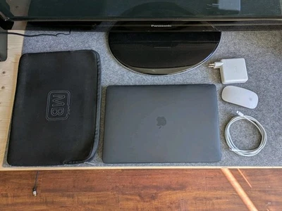 Apple MacBook Pro 15 2017 (i7, Radeon Pro 560, 16GB RAM, 500GB SSD) - Bild 1 von 4