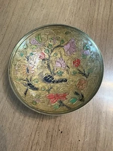 Ciotola vintage con piedistallo in ottone multicolore con pavone inciso e fiori 6" - Foto 1 di 8