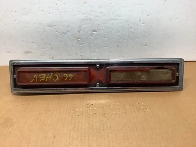 66 Chevy Bel Air Biscayne carcaça e moldura para lanterna traseira esquerda (lente quebrada) fabricante de equipamento original - Imagem 1 de 4