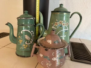 Lot cafetières tôle émaillée+sucrier/Enamel coffeepots and sugarpot - Photo 1/3