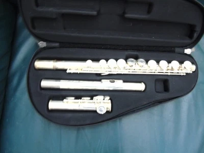 STUDENT FLUTE FIRST ACT with CASE - Image 1 of 4