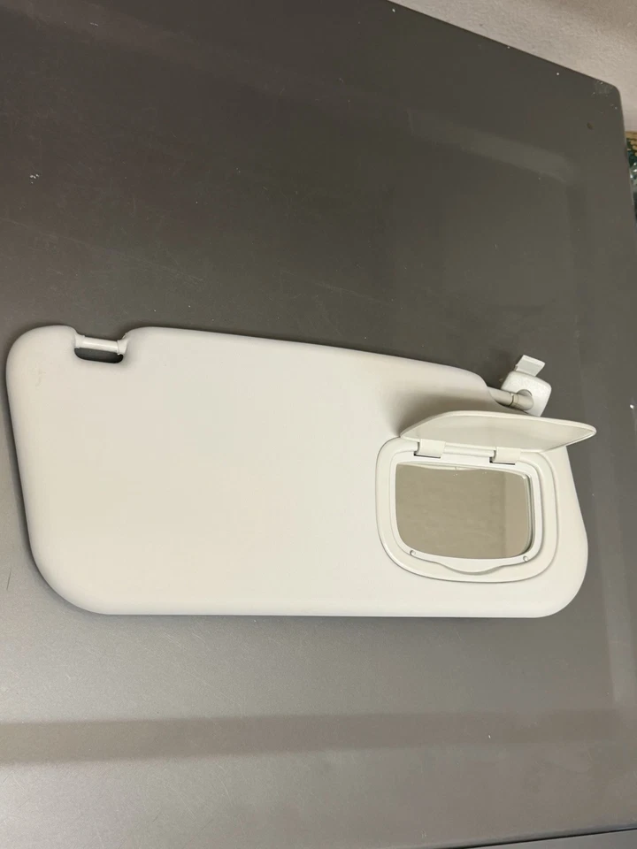 DEFEITO 2014-2017 Fiat 500L passageiro direito viseira solar sombras refletor solar fabricante de equipamento original - Imagem 1 de 4