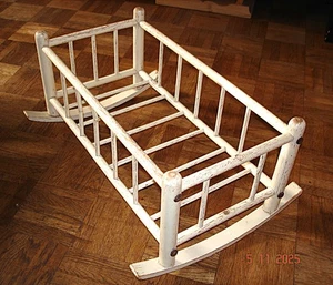 ## PUPPENBETT / PUPPENWIEGE / ANTIK / HOLZ / GEFAßT/ 41 cm INNENMAß ## - Bild 1 von 8