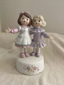 1992 Enesco porcelaine musicale 2 filles c'est ce que les amis sont pour boîte à musique 7" - Photo 1/3