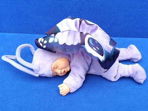 ANNE GEDDES PUPPE SCHMETTERLING 22 CM LILA POUPEE SAMMLERPUPPE BUTTERFLY DOLL - Bild 1 von 3