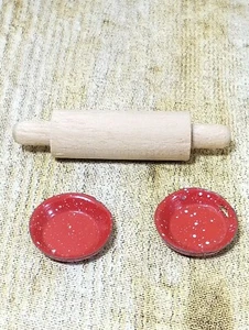 Rodillo para hornear miniatura para casa de muñecas de 1 1/2" L y 2 platos de hojalata moteados rojos - Imagen 1 de 3