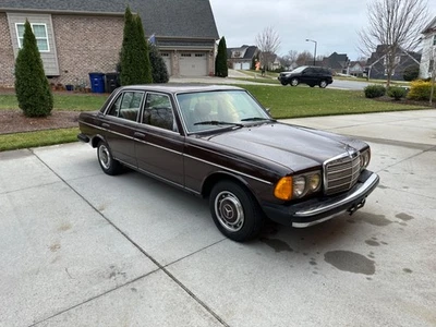 Mercedes-Benz 240D D 1981 Foto 1 de 4