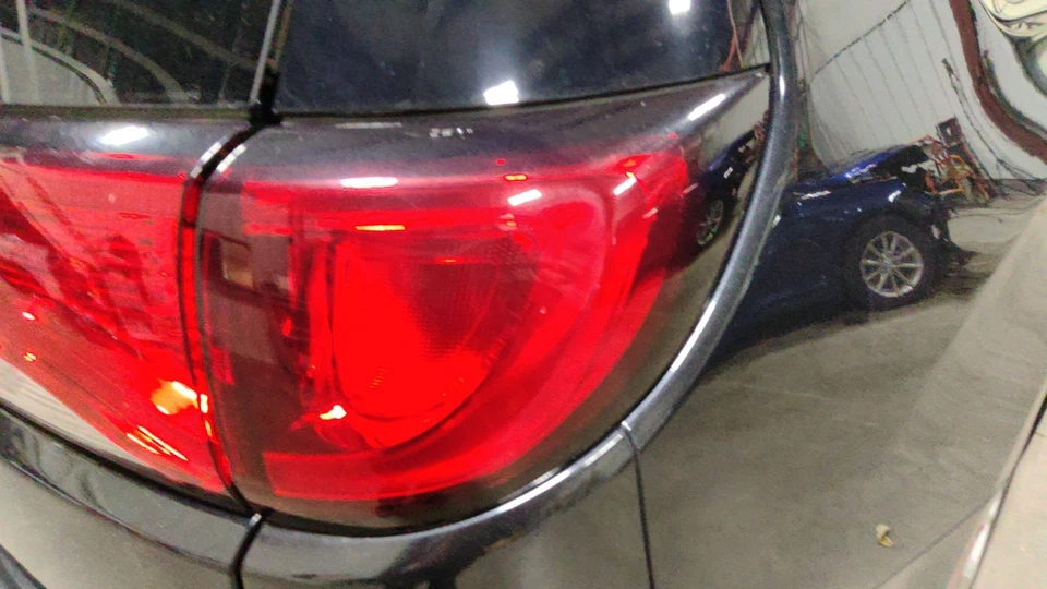 2017-19 Chrysler Pacifica RH Passenger Outer Incandescent Lamps Taillight Lamp - Image 1 of 1