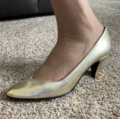 Life Club 女式金色鞋高跟鞋杏仁鞋头高跟鞋 6.5 码 — 第 1/4 张图片
