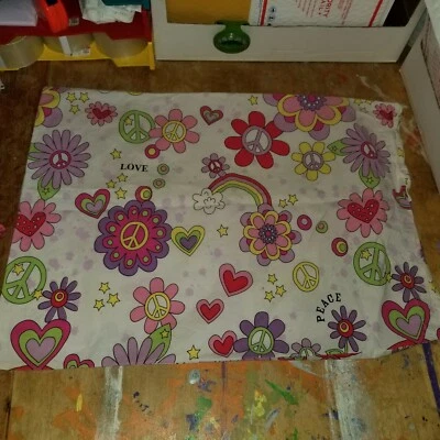 Funda de almohada The Company Store Kids "Paz/Amor" Foto 1 de 4