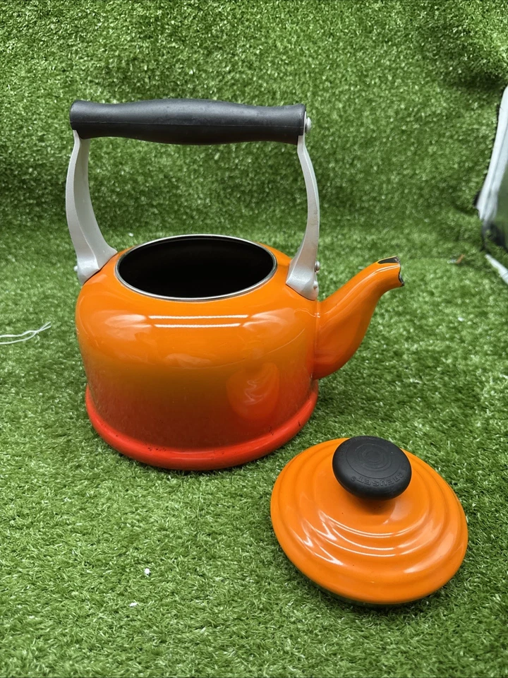 Tetera Le Creuset de acero esmaltado 2,1 litros/2,2 cuartos naranja.     s2 Foto 1 de 4