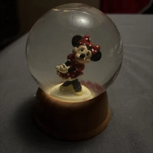 NE La Primera Edición Limitada Disney Crystal Snow Globe Collection: Minnie Mouse - Imagen 1 de 2