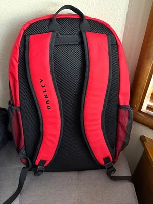 Mochila Oakley vermelha tamanho médio nova  - Imagem 1 de 4