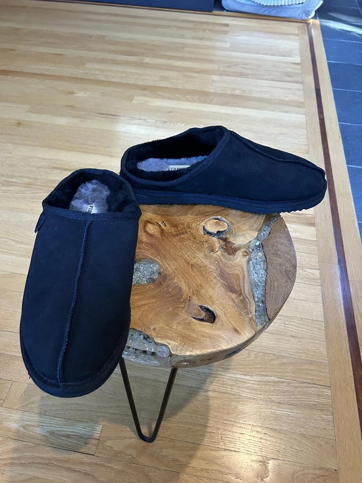 Zapatillas para hombre Fireside by Dearfoams negras forradas de piel de oveja Foto 1 de 4