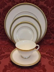 Ajuste de lugar Royal Doulton Clarendon China 5 piezas - ¡Excelente! - Imagen 1 de 4