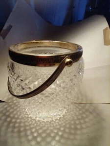 CESTINO VINTAGE IN CRISTALLO BUGNATO CON BORDO E MANICO IN SILVER PLATE INCISI - Foto 1 di 4