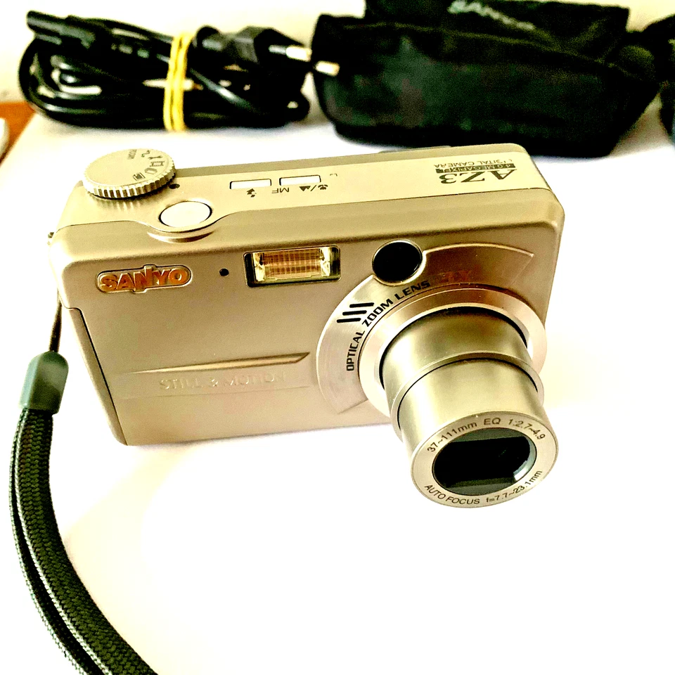 SANYO Dig. Kamera VPC-AZ3EX - 37-111 mm EQ 1:2.7-4.9 - Integr. Blitz - Bild 1 von 4