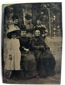 Antike Farbfotogruppe viktorianische Frauen Familie Hüte Mode draußen  - Bild 1 von 3