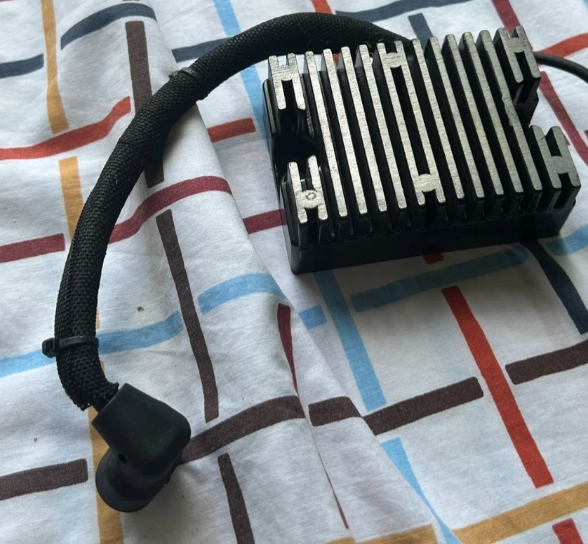 Regulador de voltaje Big Dog / Harley-Davidson - 32 amperios, acabado negro Foto 1 de 1