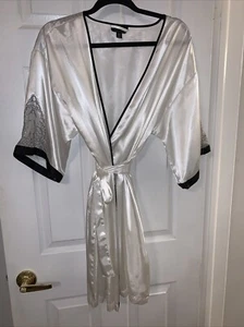 Thalia Sodi White Satin Shore Robe with Black Lace Trim Ladies Size S/M - Picture 1 of 5